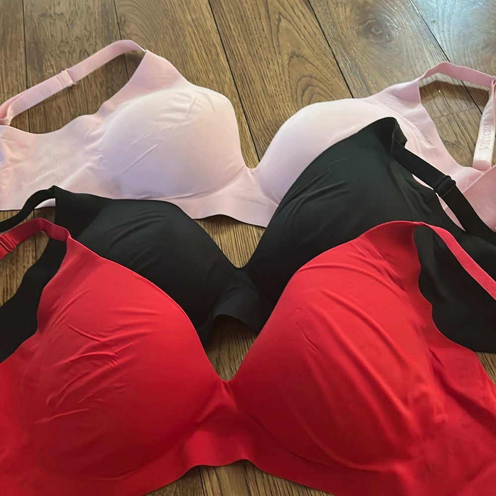 3 Victoria’s Secret bras  medium DD
New no tags
Wireless